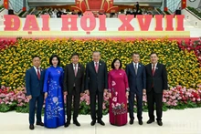苏林总书记同党和国家领导人、河内市政府领导合影。