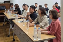 为在韩华城工作的越南劳务人员提供法律咨询。（图片来源：越通社）