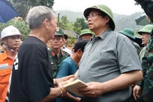 政府总理范明正慰问奠边省受洪害影响的民众。