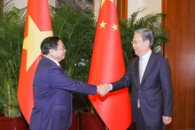 2023年6月27日，越南政府总理范明正在北京人民大会堂会见中共中央政治局常委、中国全国人大常委会委员长赵乐际。（图片来源：国际报）