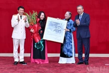 苏林总书记代表党和国家领导人,亲自将抗美救国战争时期“人民武装力量英雄”称号授予裴善悟上将的家属代表。