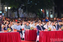 越南政府总理范明正与各位党和国家领导前来观看文艺演出。