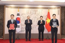 越共中央总书记苏林与韩国总统李在明共同见证越南科学技术部与韩国科学技术信息通讯部交换科技合作谅解备忘录文本。（图片来源：越通社）