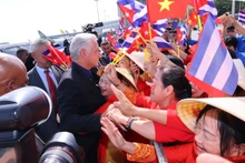 首都河内民众欢迎古共中央第一书记、古巴共和国主席米格尔·迪亚斯—卡内尔·贝穆德斯访越。(图片来源:越通社)