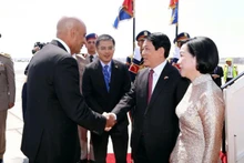 埃及教育和技术教育部长穆罕默德·阿卜杜勒·拉蒂夫来到机场迎接梁强和夫人一行。