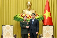 越南国家主席梁强会见老挝人民军总政治局主任汪松·印潘菲姆。