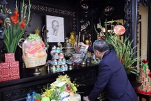 越共中央总书记苏林在河内行横街48号遗址上香缅怀胡志明主席。（图片来源：越通社）