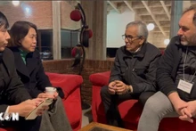 越南驻阿根廷大使兼驻乌拉圭大使吴明月与乌拉圭共产党总书记、劳动与社会保障部长胡安·卡斯蒂略举行工作会谈。（图片来源：越通社）