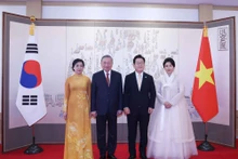 韩国总统李在明和夫人同越共中央总书记苏林和夫人合影。（图片来源：越通社）