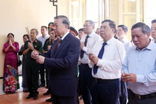 越共中央总书记苏林在河内行横街48号遗址上香缅怀胡志明主席。（图片来源：越通社）