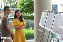 展览参观者。（图片来源：越通社）