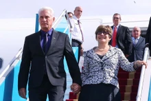 古共中央第一书记、古巴共和国主席米格尔·迪亚斯—卡内尔·贝穆德斯及夫人抵达河内。（图片来源：越通社）