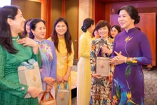 越共中央总书记苏林夫人吴芳璃会见在韩越南新娘代表。