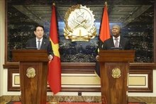 越南国家主席梁强与安哥拉总统若昂·曼努埃尔·贡萨尔维斯·洛伦索会见记者。（图片来源：越通社）