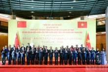 越南国会主席陈青敏同中国全国人大常委会委员长赵乐际和各位代表合影。