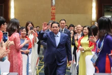越南政府总理范明正与旅居中国的越南人社群亲切会面交流。（图片来源：VGP）