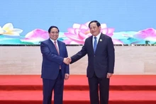 越南政府总理范明正与老挝政府总理宋赛·西潘敦。（图片来源：VGP）