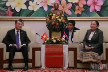 越共中央政治局委员、中央书记处书记、中央组织部部长黎明兴与老挝人民革命党中央政治局委员、中央书记处书记、中央组织部部长西赛•乐迪蒙颂举行工作会谈。（维全 摄）