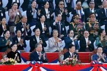 苏林总书记和夫人出席老挝国庆50周年庆典。（图片来源：越通社）