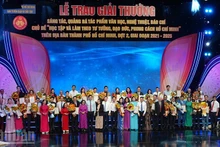 各位代表与获奖作者、集体和个人合影留念。（玲宝 摄）