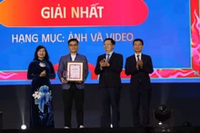 越南政府副总理梅文正向获奖者颁奖。（玉莲 摄）