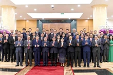 越共中央政治局委员、中央书记处常务书记陈锦秀与老挝人民革命党高级干部代表团成员合影。（图片来源：越通社）