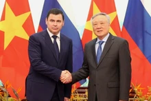 越南政府常务副总理阮和平与俄罗斯总统助理米罗诺夫·德米特里。（图片来源：政府网）