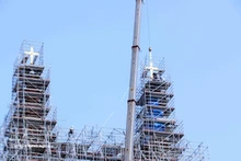 西贡圣母大教堂两座重达800多公斤的镀金十字架已成功安装在约60米高处的锌制塔尖上。（图片来源：越通社）