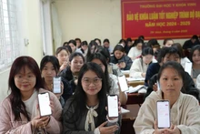 Z世代的政治“成人礼”：义安省大学生积极迎接首次投票。（图片来源：越通社）