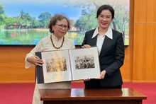 胡志明主席遗迹区代表接收由原公安部管理局副局长黎芳一家赠送的珍贵纪实照片。