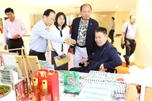 永隆省代表介绍该省的特色产品。（图片来源：baovinhlong.com.vn）