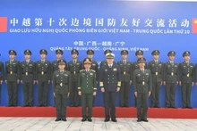 潘文江大将与董军上将在东兴边防大队合影。