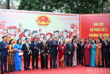 苏林总书记与各位代表及选民在河内市巴亭坊第2投票区合影。