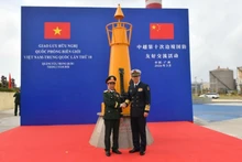 越南国防部长潘文江大将与中国国防部长董军上将参观“海上胡志明小道”遗迹。