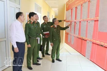 宁平省公安代表团对第二看守所的选举筹备工作进行检查。（图片来源：越通社）