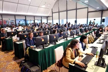 在新闻中心开展采编工作的记者。（图片来源：越通社）