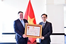 越南外交部长黎怀忠向美国驻越南大使马克·纳珀颁授友谊勋章。（图片来源：越南外交部）