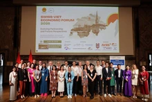 瑞秋·阮·伊森施密德女士（身着粉色奥黛）参加瑞士—越南经济论坛一项活动。（图片来源：越通社）