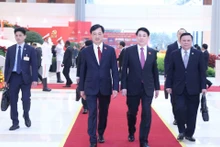 越南国家主席梁强与河内市委书记阮维玉前来出席越共十四大开幕式。