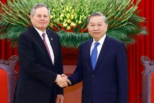 2025年3月，越共中央总书记苏林会见美国蒙大拿州美国参议院议员史蒂夫·戴恩斯。（图片来源：越通社）