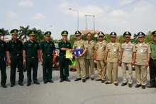 同塔省接收柬埔寨移交的160多名越南公民。（图片来源：越通社）