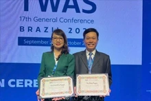 两位越南教授被公认为世界科学院院士。（图片来源：越通社）