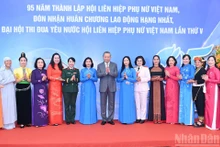 苏林总书记与出席会议的各位代表合影。（登科 摄）