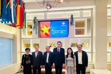 双方代表合影。（图片来源：越通社）