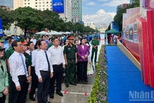 各位代表参观在阮惠步行街举行的图片展。（玲宝 摄）