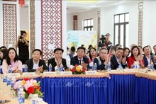 参加座谈会的各位代表。（图片来源：越通社）