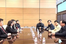 越南劳动总联合会代表团访问越南驻韩国大使馆。（图片来源：越通社）