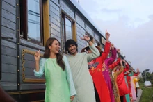 《万里爱上你》电影讲述印度富豪世家少爷马纳夫（Manav）与充满激情和个性的越南年轻艺术家阿玲（Linh）之间的爱情故事。