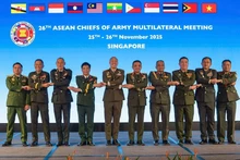 越南人民军副总参谋长阮文义上将与出席会议的各国代表团团长合影。（图片来源：越南人民军队报）