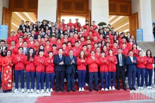 范明正总理与参加第33届东南亚运动会的越南体育代表团在出征仪式上合影。（陈海 摄）